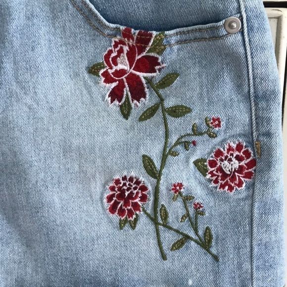 Ashley Mason Embroidered Cutoffs. Size 7 - Picture 2 of 9